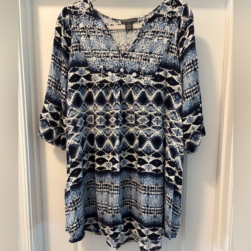 Chelsea & Theodore Blue and White Graphic Tunic Size 1X